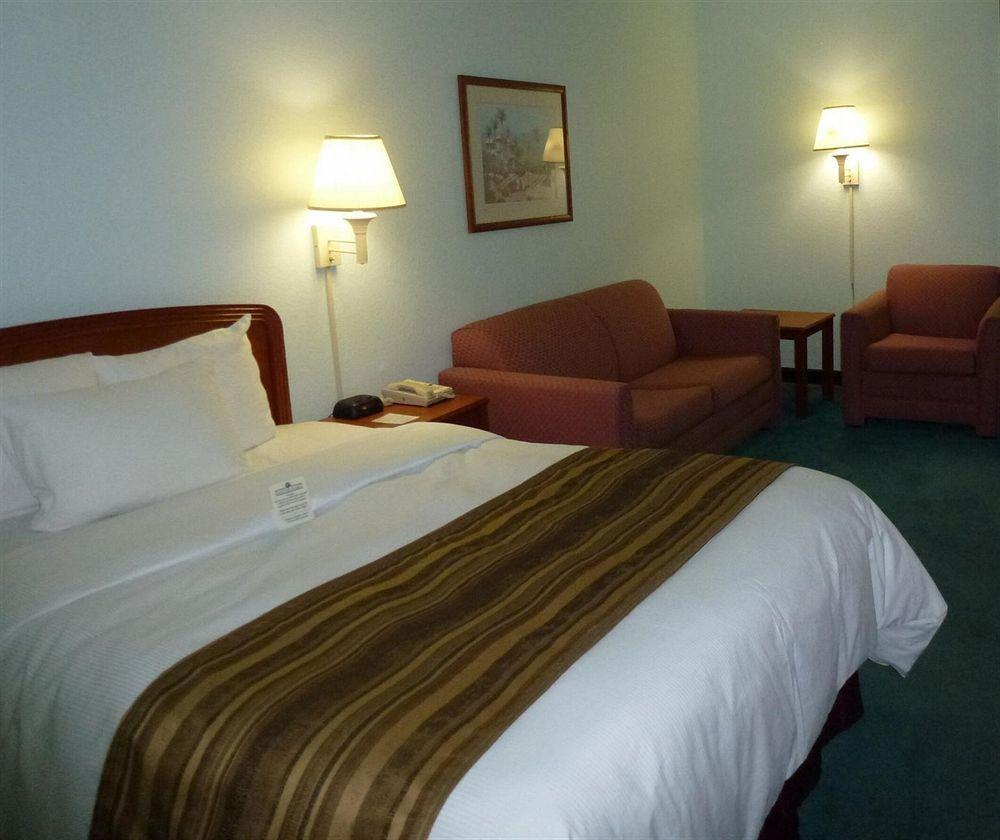 Days Inn & Suites By Wyndham Fort Myers Near Jetblue Park Quarto foto