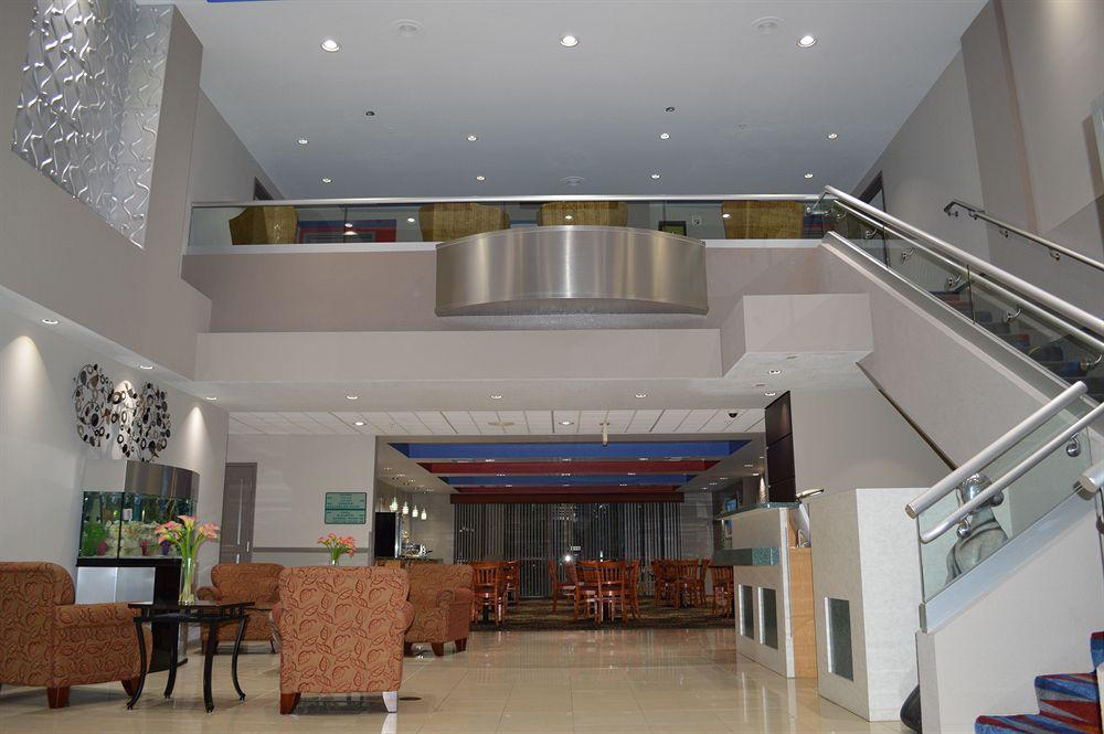 Days Inn & Suites By Wyndham Fort Myers Near Jetblue Park Exterior foto